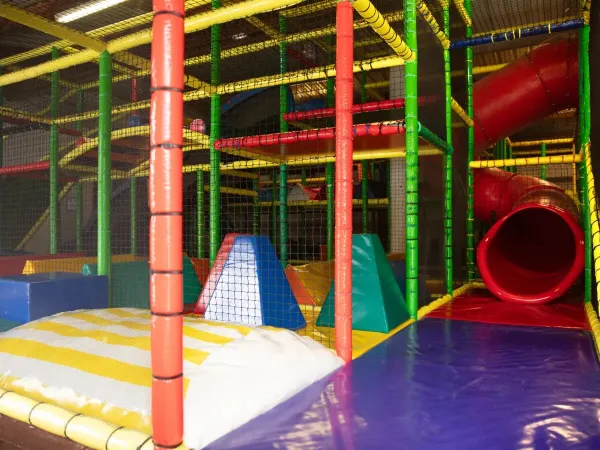 Aire de jeux couverte au camping Roan de Galaure.