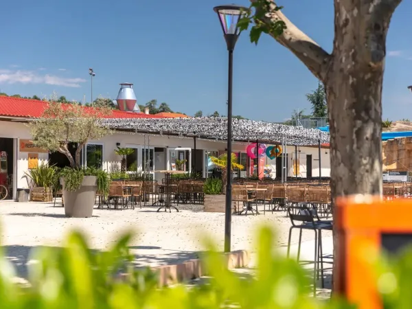 La terrasse du camping Roan Château de Galaure.