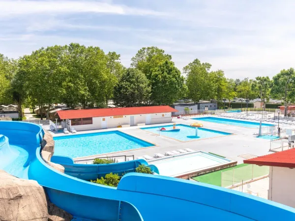 Vue d'ensemble de la piscine du camping Château de Galaure.