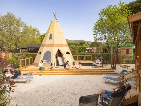 Les familles apprécient l'espace autour de la zone Supreme Deluxe Family Premium du camping Roan Domaine des Naïades.