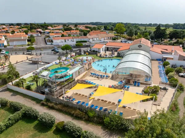 Vue d'ensemble de la piscine avec pataugeoire au camping Roan Le Domaine de Beaulieu.