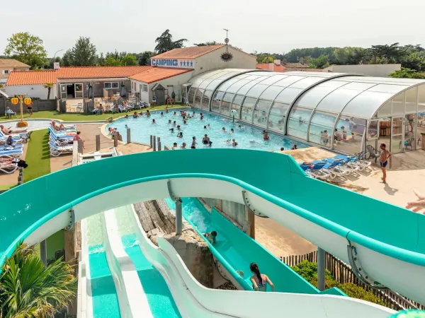 Vue d'ensemble avec piscine intérieure au camping Roan Le Domaine de Beaulieu.