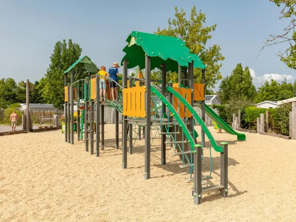 Aire de jeux au camping Roan Le Domaine de Beaulieu.