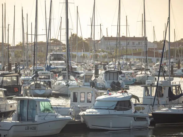 Port avec bateaux près du camping Roan Le Domaine de Beaulieu.