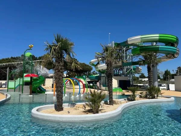 Piscine rénovée avec toboggans et jeux d'eau au camping Le Domaine du Clarys.