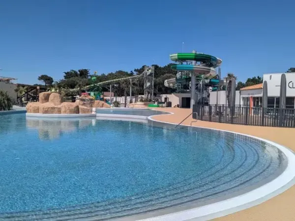 Vue d'ensemble de la piscine avec de nouveaux toboggans au camping Roan Le Domaine du Clarys.