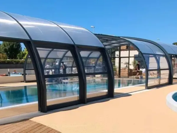 La nouvelle piscine couverte en 2025 au camping Roan Le Domaine du Clarys.
