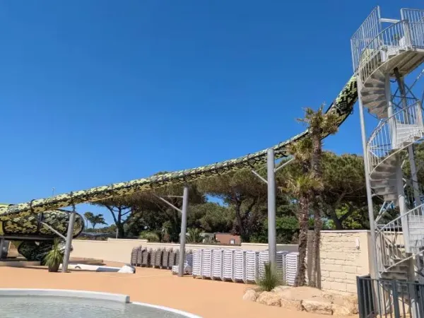 Le long toboggan se termine en péage au camping de Roan Le Domaine du Clarys.