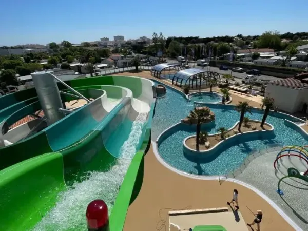 Photo du nouveau toboggan racer surplombant la piscine du camping Roan Le Domaine du Clarys.