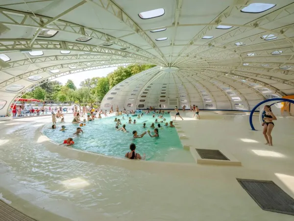 Piscine couverte au camping Roan hu Birkelt village.