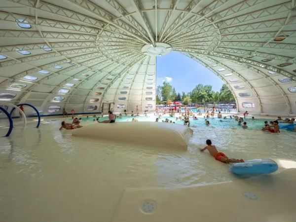 Piscine couverte au roan camping hu Birkelt village.