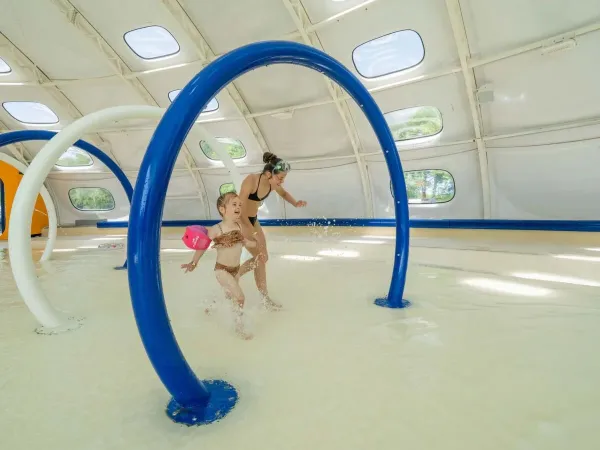 Pulvérisateurs dans la piscine intérieure du camping Roan hu Birkelt village.