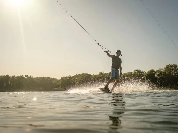 Ski nautique sur le lac du camping Roan De Schatberg.