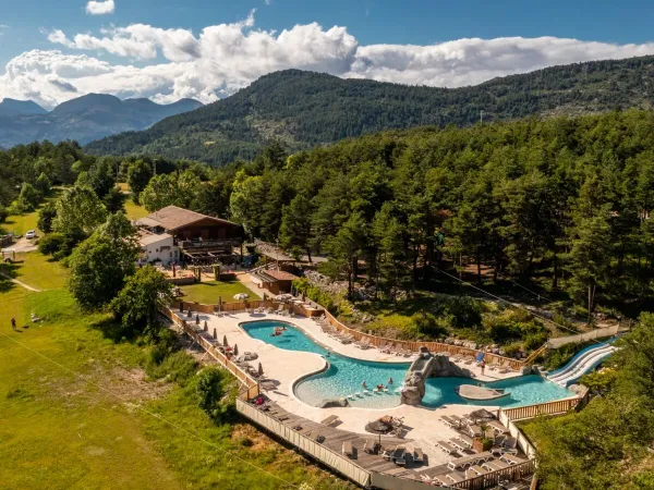 Vue de dessus de la piscine du camping Roan Les Collines de Castellane.