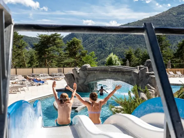 Deux enfants sur le toboggan du camping Roan Les Collines de Castellane.
