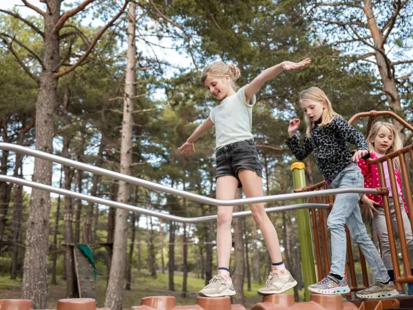 Des filles dans l'aire de jeux du camping Roan Les Collines de Castellane.