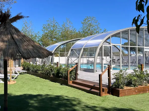 La piscine couverte du camping Roan Le Méditerranée Plage.