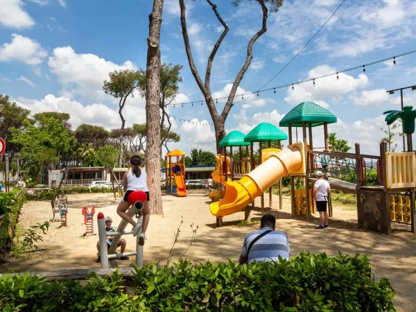 Les enfants jouent dans l'aire de jeux du camping hu Fabulous village.
