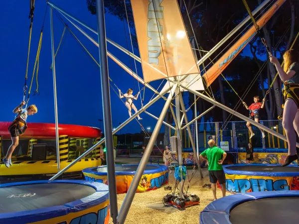 Les enfants sur les trampolines du camping Roan hu Fabulous Village.