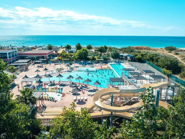 Vue d'ensemble du complexe aquatique du Roan camping Les Méditerranées Beach Garden.