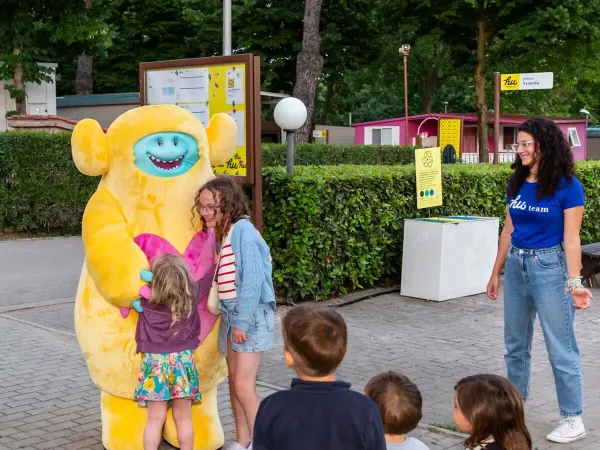 Câlins avec la mascotte au camping Roan hu I Pini village.
