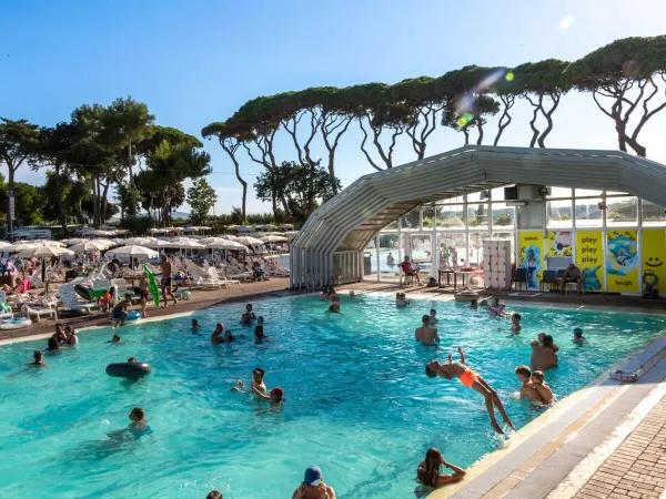 Piscine qui peut être couverte au camping Roan hu Park Albatros village.