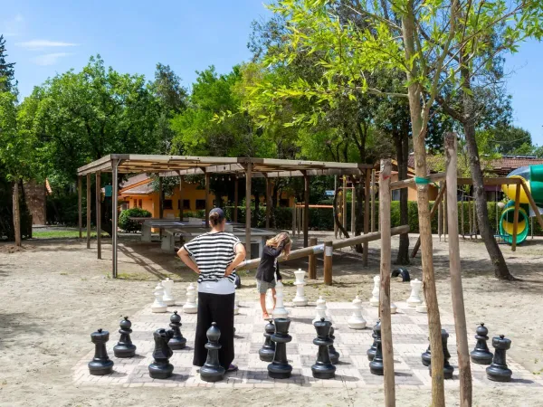Aire de jeux et grand jeu d'échecs au camping Roan hu Montescudaio village.