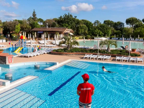 Vue d'ensemble des piscines du camping Roan hu Montescudaio.