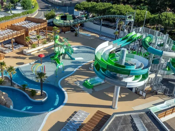 Piscine rénovée avec toboggans et jeux d'eau au camping Le Domaine du Clarys.