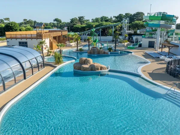 Vue d'ensemble de la piscine avec de nouveaux toboggans au camping Roan Le Domaine du Clarys.