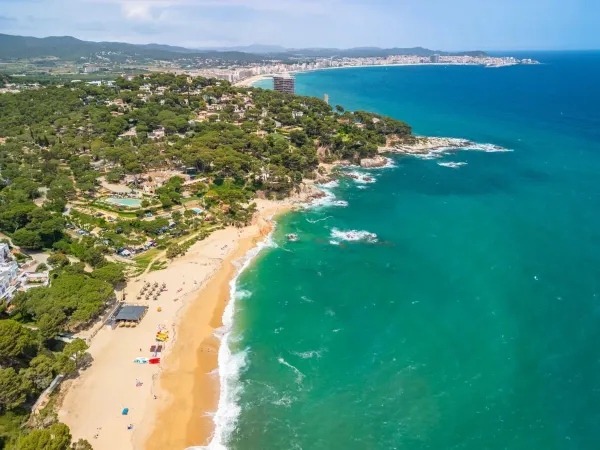 Vue du haut de la plage du camping Roan Internacional de Calonge.