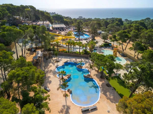 Vue de dessus de la piscine du camping Roan Internacional de Calonge.