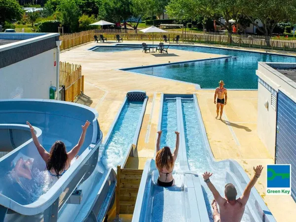 Des personnes sur le toboggan aquatique du camping Roan Les Chardons Bleus de la Turballe.
