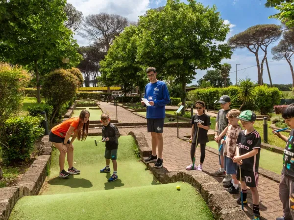 Mini golf avec l'équipe d'animation du Roan camping hu Fabulous village.