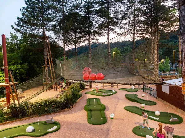 Jouer dans des filets en surface au camping Roan hu Norcenni girasole village.