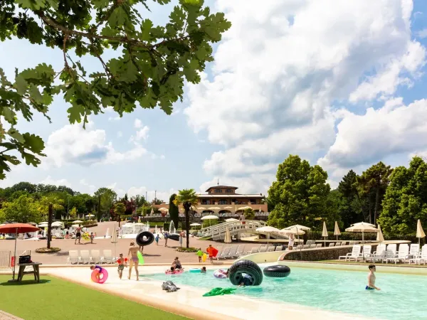 Piscine pour enfants avec surface souple et toboggans au camping Roan hu Norcenni Girasole village.