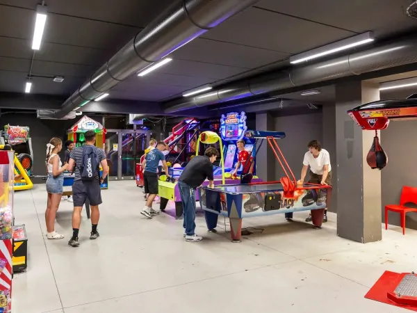 Tables d'air-hockey et ordinateurs de jeux au camping Roan hu Norcenni Girasole village.