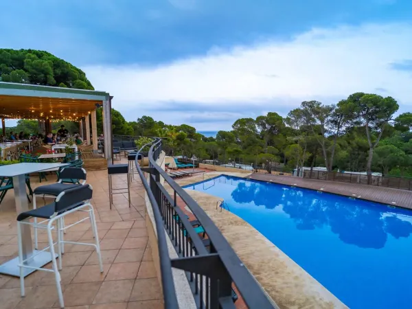 Terrasse au bord de la piscine du camping Roan Internacional de Calonge.
