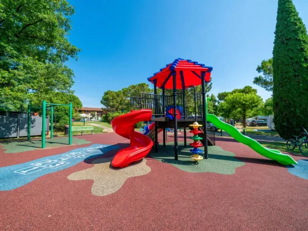 L'aire de jeux du Roan camping La Rocca Manerba.