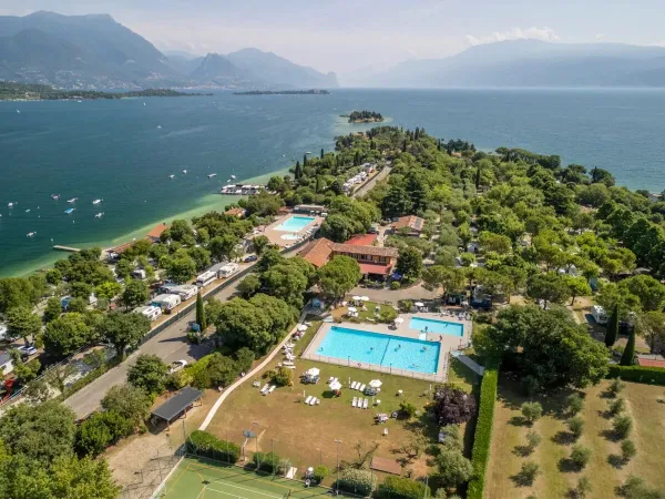 Vue d'ensemble de la piscine du camping Roan La Rocca Manerba.