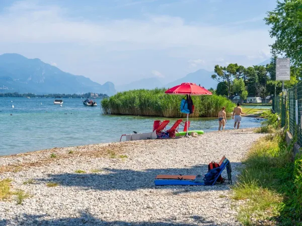 La plage de galets du camping Roan La Rocca Manerba.