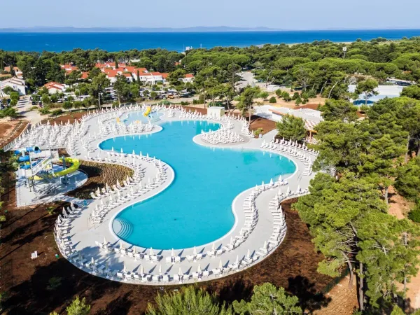 Nouveau complexe aquatique en 2025 avec toboggans et pataugeoire au camping Roan Zaton Holiday resort.