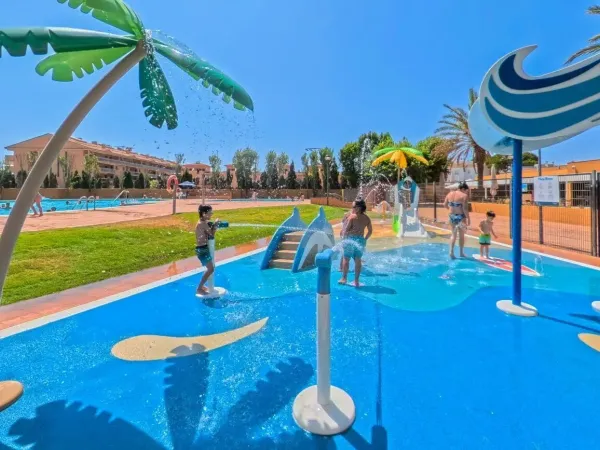 Les enfants jouent dans le Spaypark du camping Roan Platja Brava.