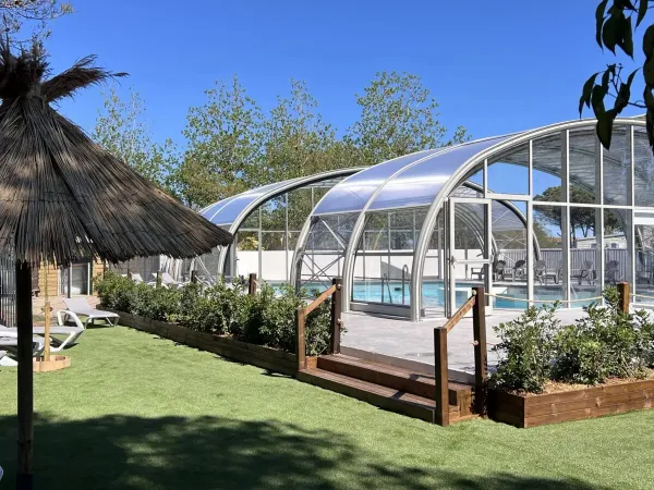 La piscine couverte du camping Roan Le Méditerranée Plage.
