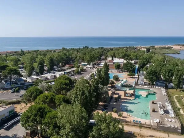 Vue d'ensemble de la piscine du Roan camping Méditerranée Plage.