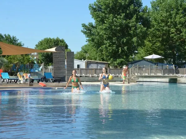 La piscine du camping Roan Méditerranée Plage.