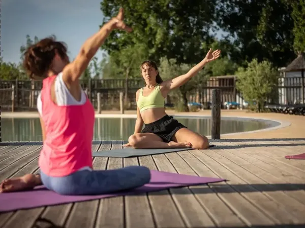 Le yoga pour une relaxation complète pendant les vacances au camping Roan Le Méditerranée Plage.