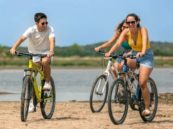 Découvrez les environs à vélo au camping Roan Méditerranée Plage.