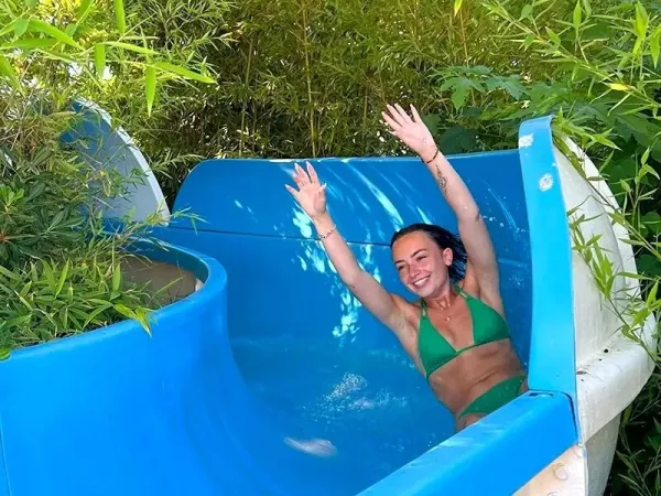 Une fille glisse sur le toboggan aquatique du camping Roan Méditerranée Plage.