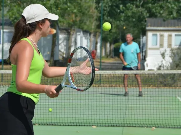 Faites une partie de tennis au camping Roan Méditerranée Plage.
